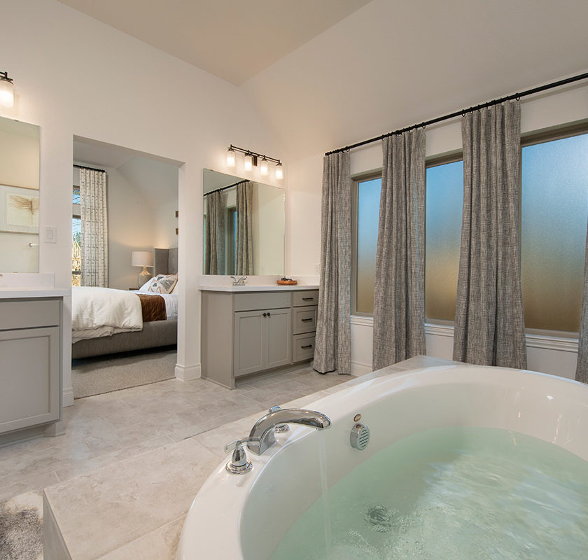 Perry Homes master bath at VIDA San Antonio