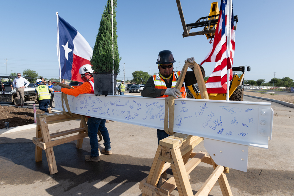 A crew prepares Palo Alto Hospital’s final beam for placement