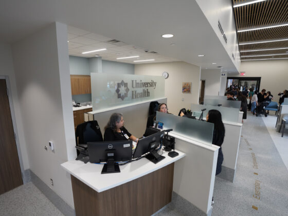University Health Vida reception welcome center. Two receptionists can be seen behind computers welcoming visitors